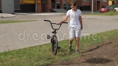 一个男孩正在阳光明媚的<strong>日</strong>子里在滑板公园骑自行车。 <strong>超级</strong>慢动作